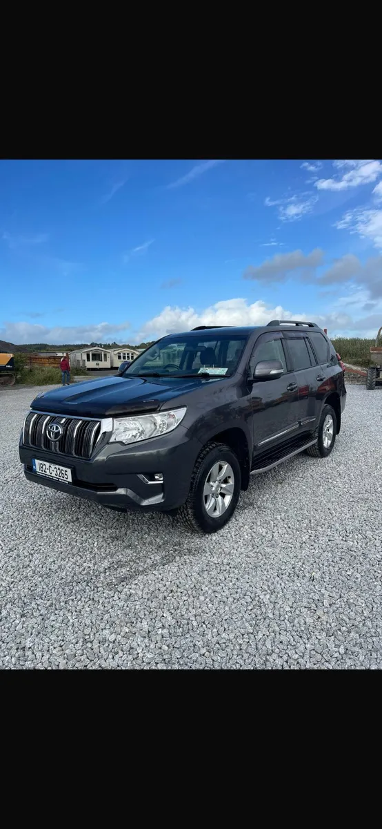 Toyota Land Cruiser crew cab 5 seater 2018 - Image 2
