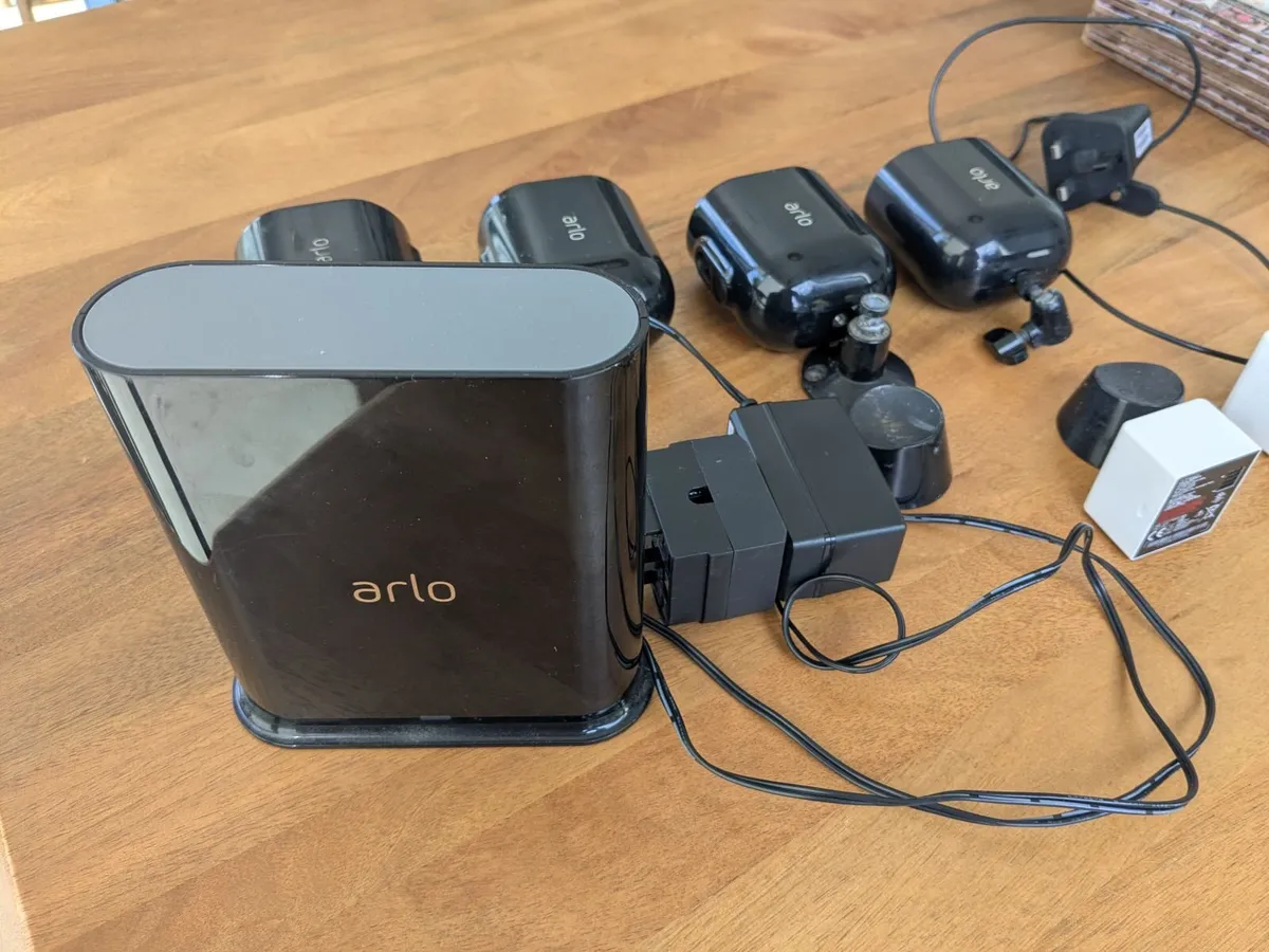 4 wireless Arlo security cameras and Basestation - Image 3