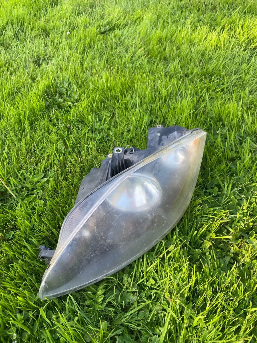 Passenger side seat Leon headlight