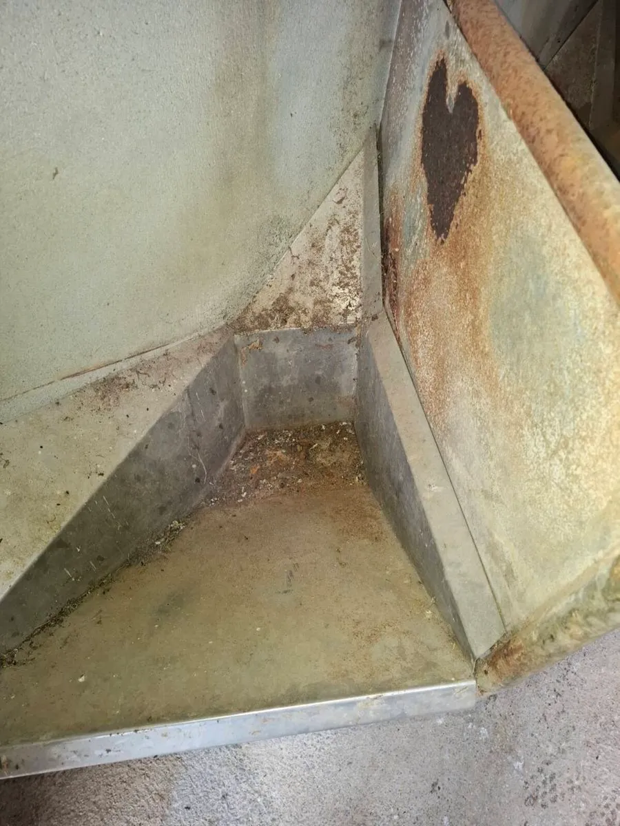 16 parlor feed troughs - Image 2