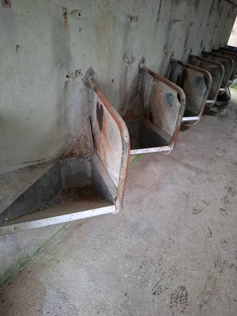 16 parlor feed troughs - Image 3