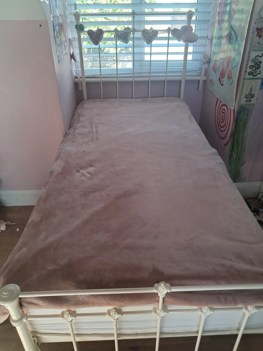 Cream wrought iron single bed - Image 1