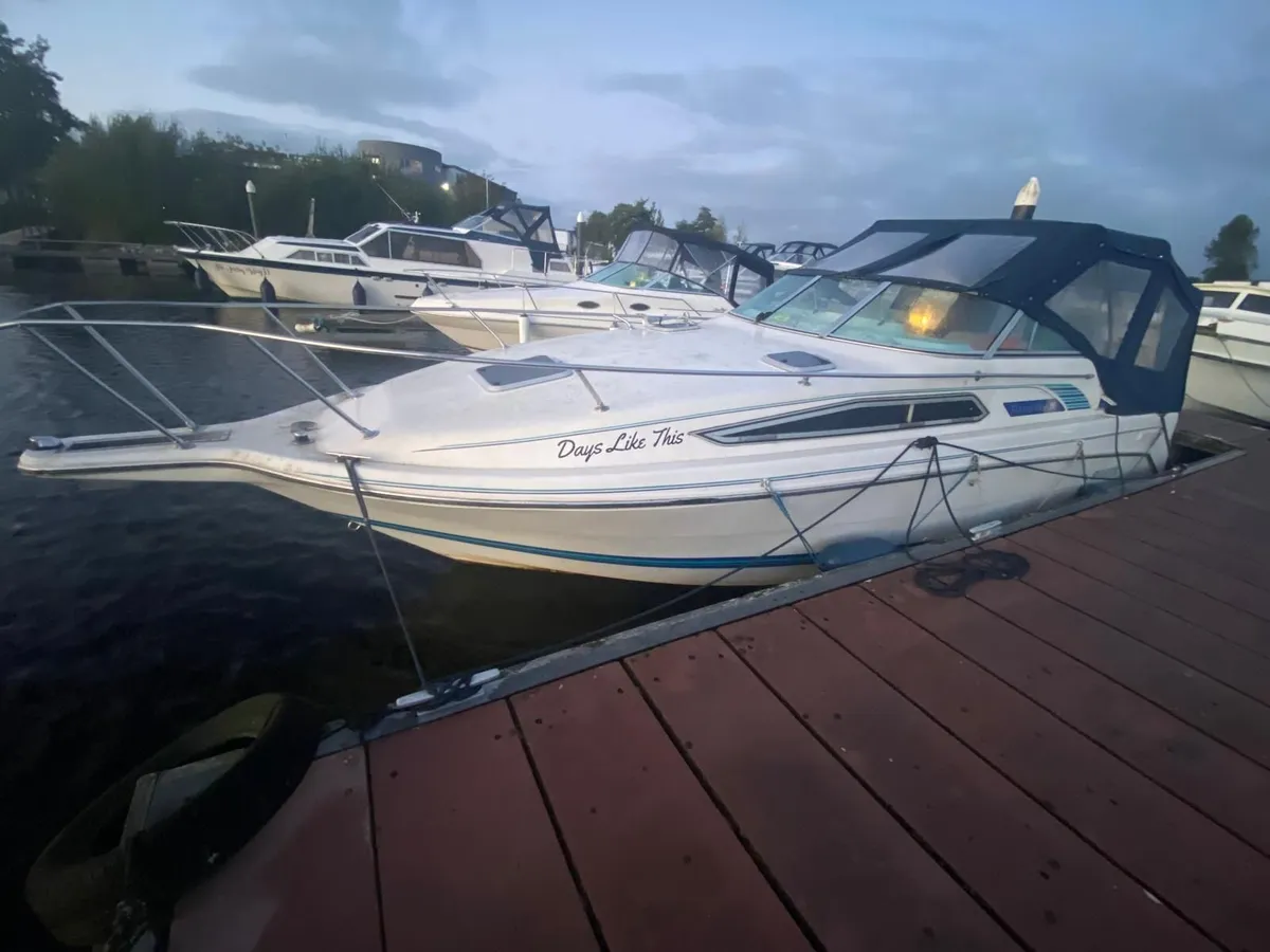 Rinker Fiesta Vee 260 sports Cruiser - Image 1