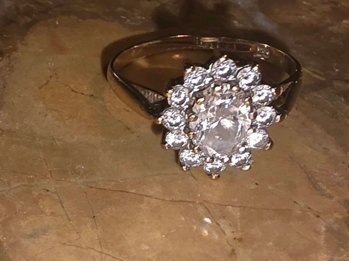 HUGE DAZZLING OVAL, 9CT Thick Gold New Dress Ring - Image 4
