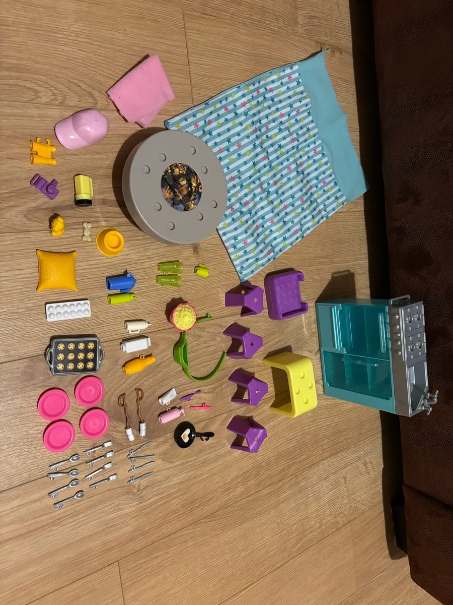 Barbie Campervan with dolls - Image 3
