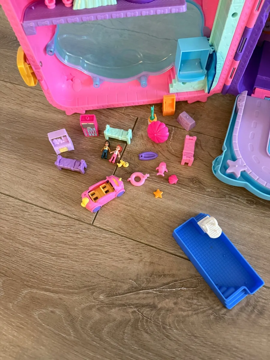 Polly Pocket Pollyville Rolling Suitcase - Image 3