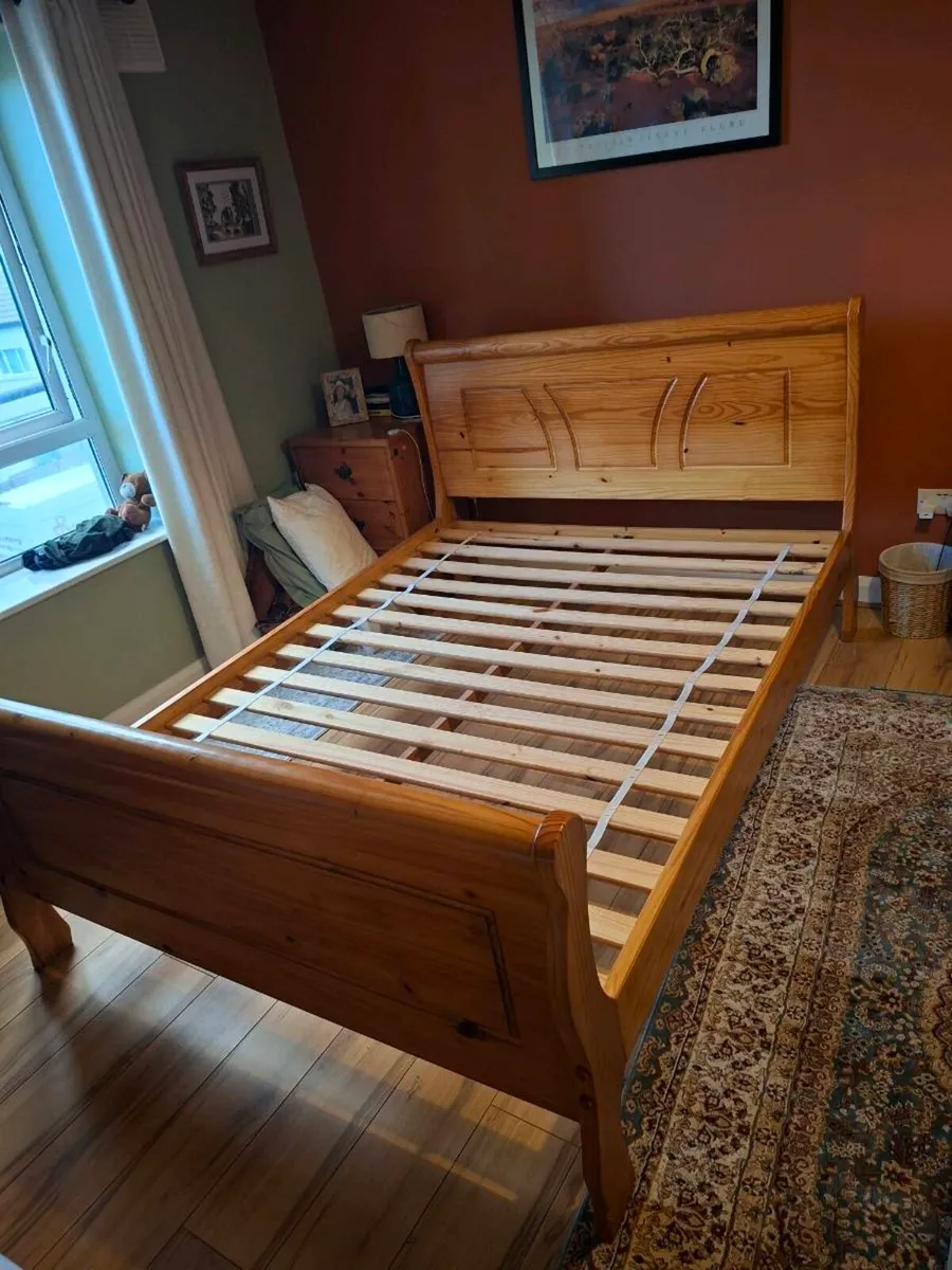 King size sleigh bed - Image 1