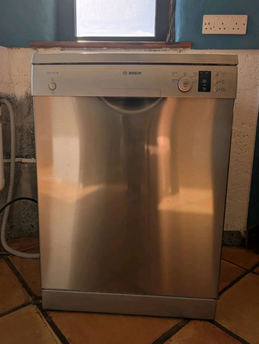 Bosch Series 4 freestanding dishwasher - Image 1