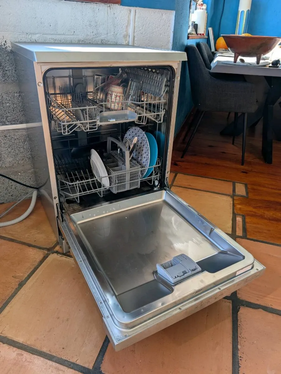 Bosch Series 4 freestanding dishwasher - Image 3