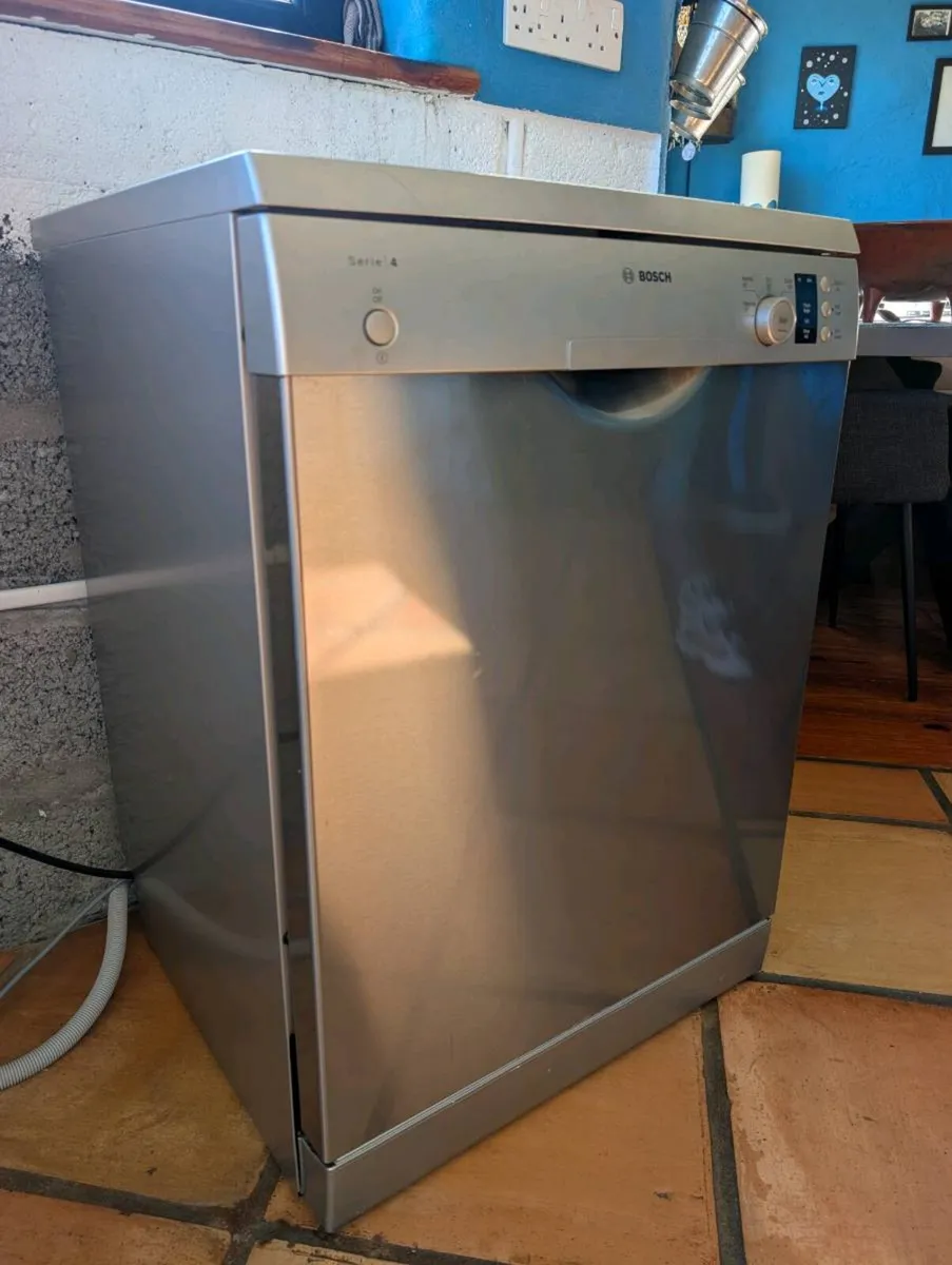 Bosch Series 4 freestanding dishwasher - Image 2
