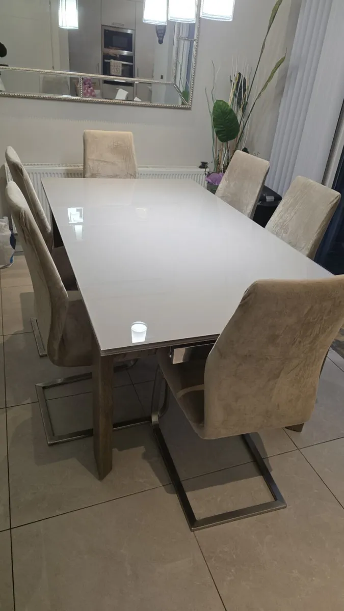 Dining table with 6 chairs - Image 1