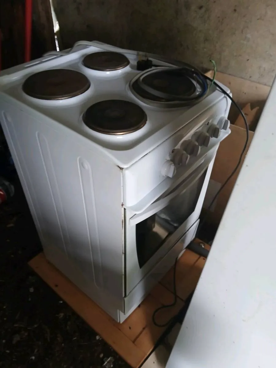 Fridge and cooker - Image 2