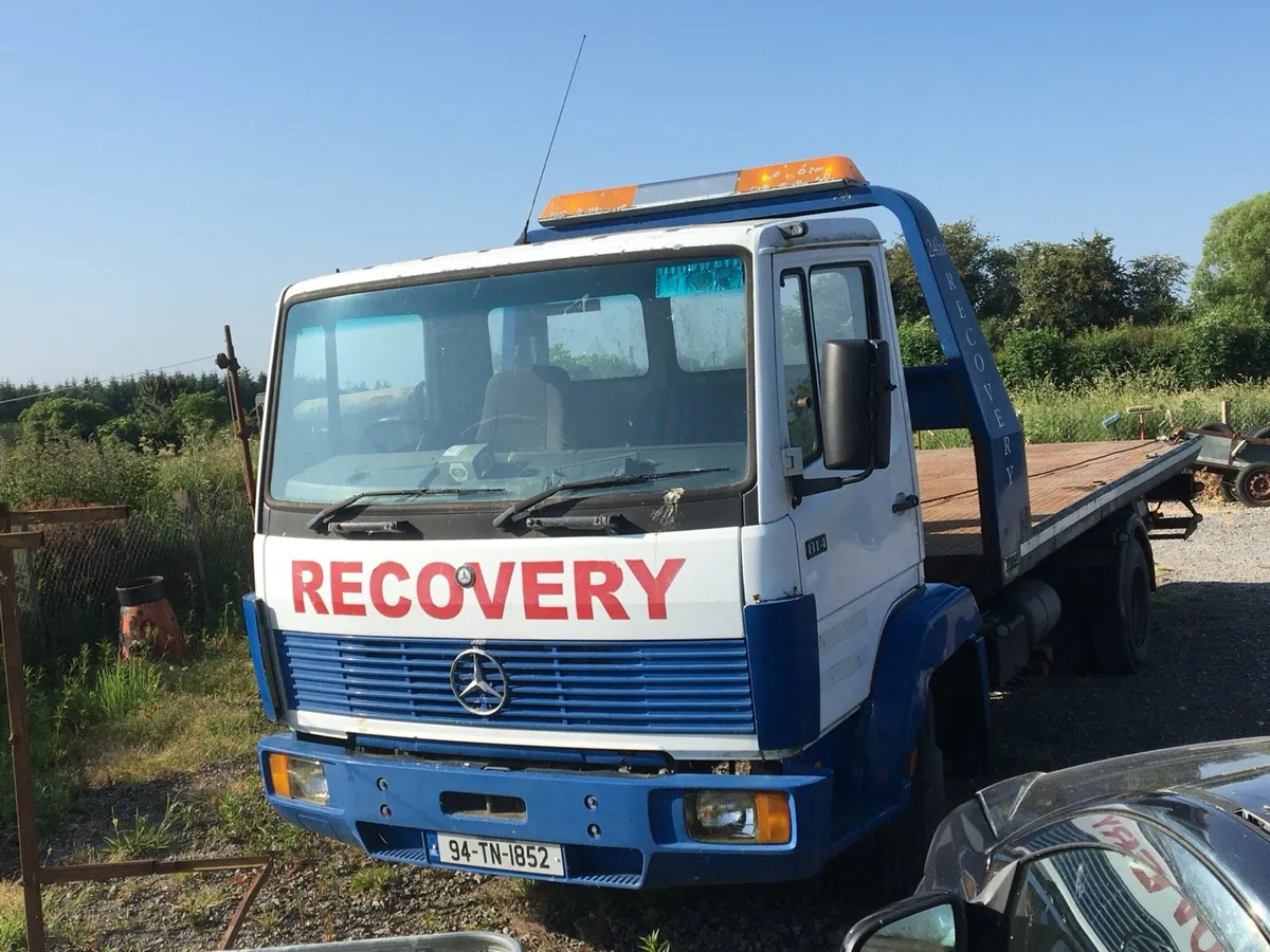 Vintage recovery truck - Image 1