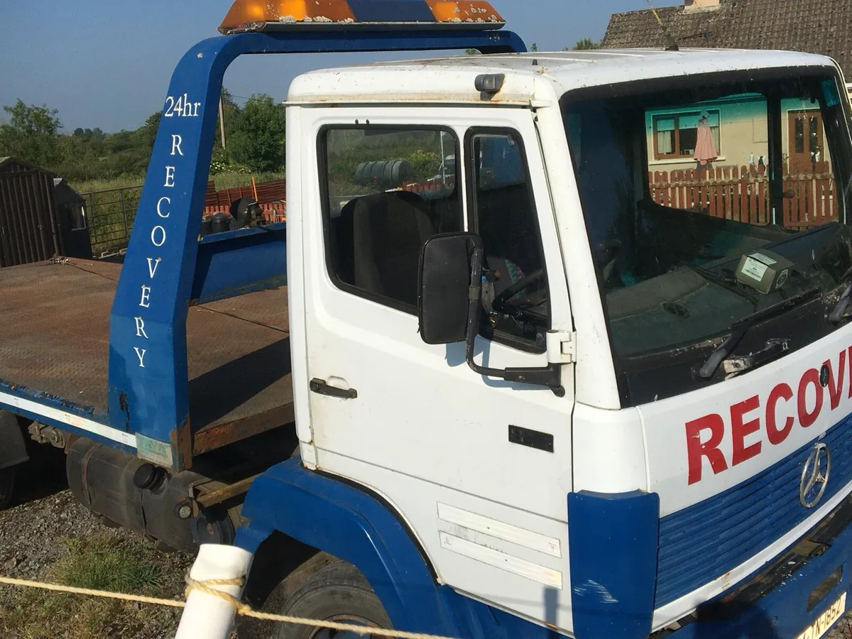 Vintage recovery truck - Image 2