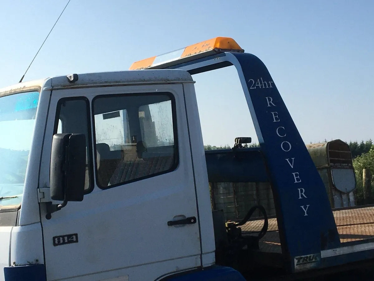 Vintage recovery truck - Image 3