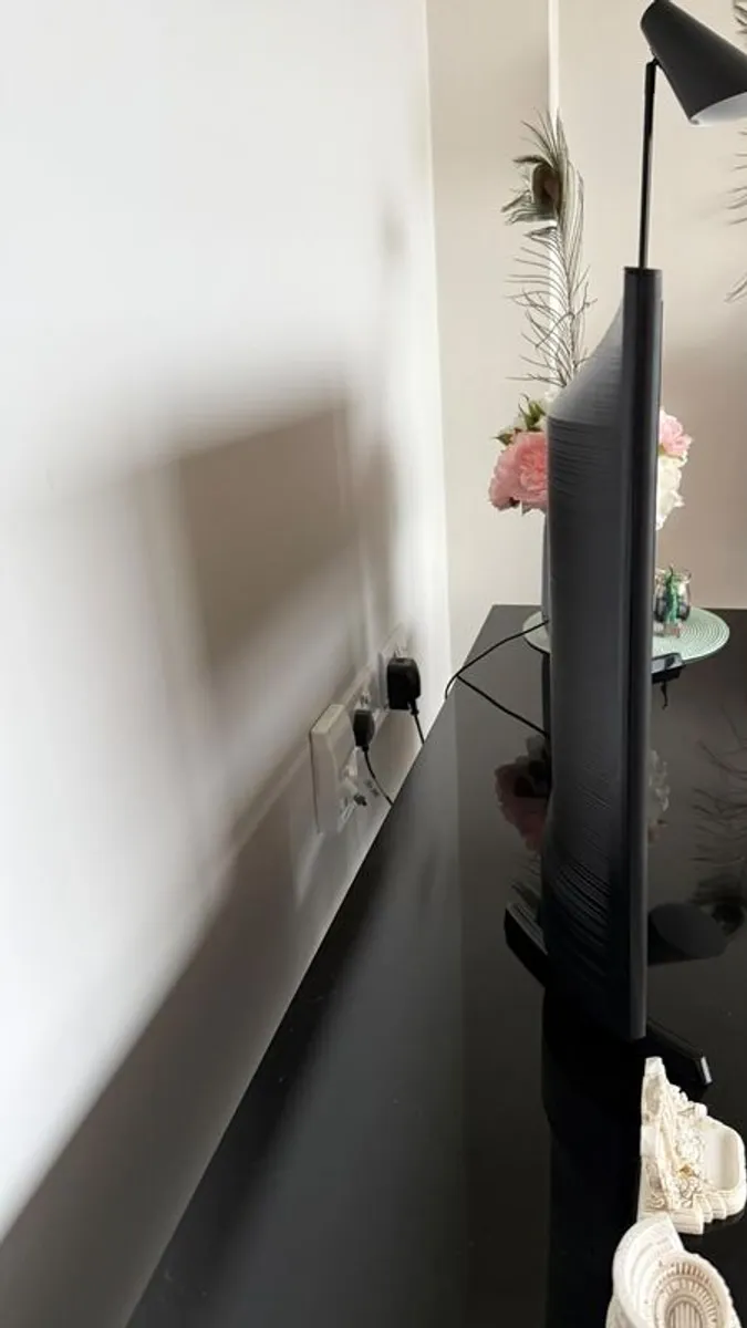 Samsung 32 inch T4300 HD Smart TV - Image 2