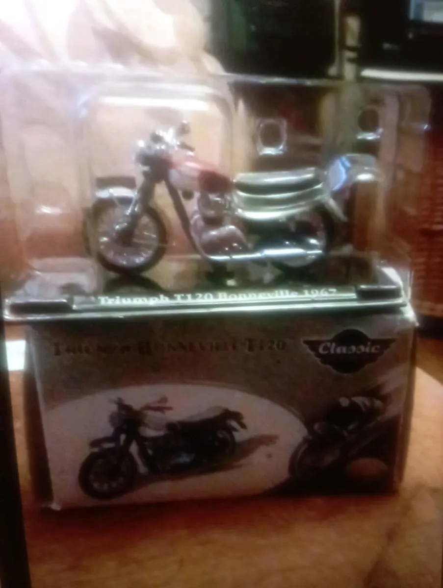 TRIUMPH BONNEVILLE  1-24 SCALE  MOTORCYCLE - Image 2