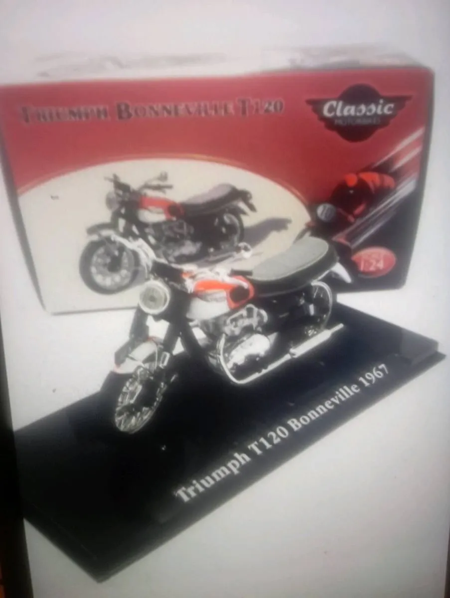 TRIUMPH BONNEVILLE  1-24 SCALE  MOTORCYCLE - Image 1