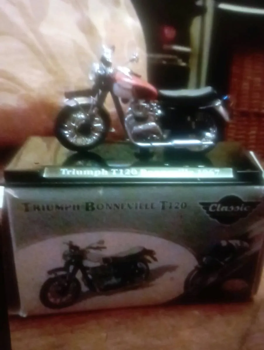 TRIUMPH BONNEVILLE  1-24 SCALE  MOTORCYCLE - Image 3