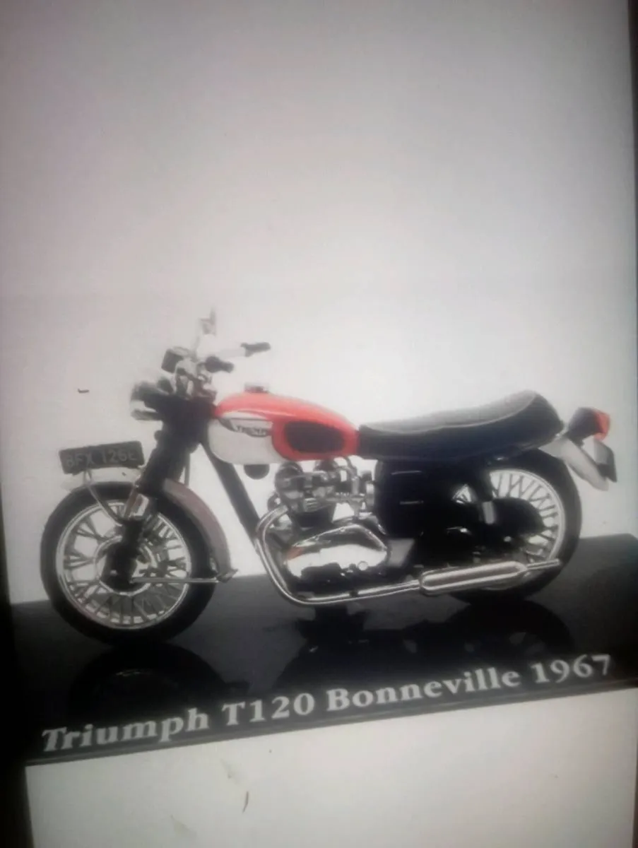 TRIUMPH BONNEVILLE  1-24 SCALE  MOTORCYCLE - Image 4