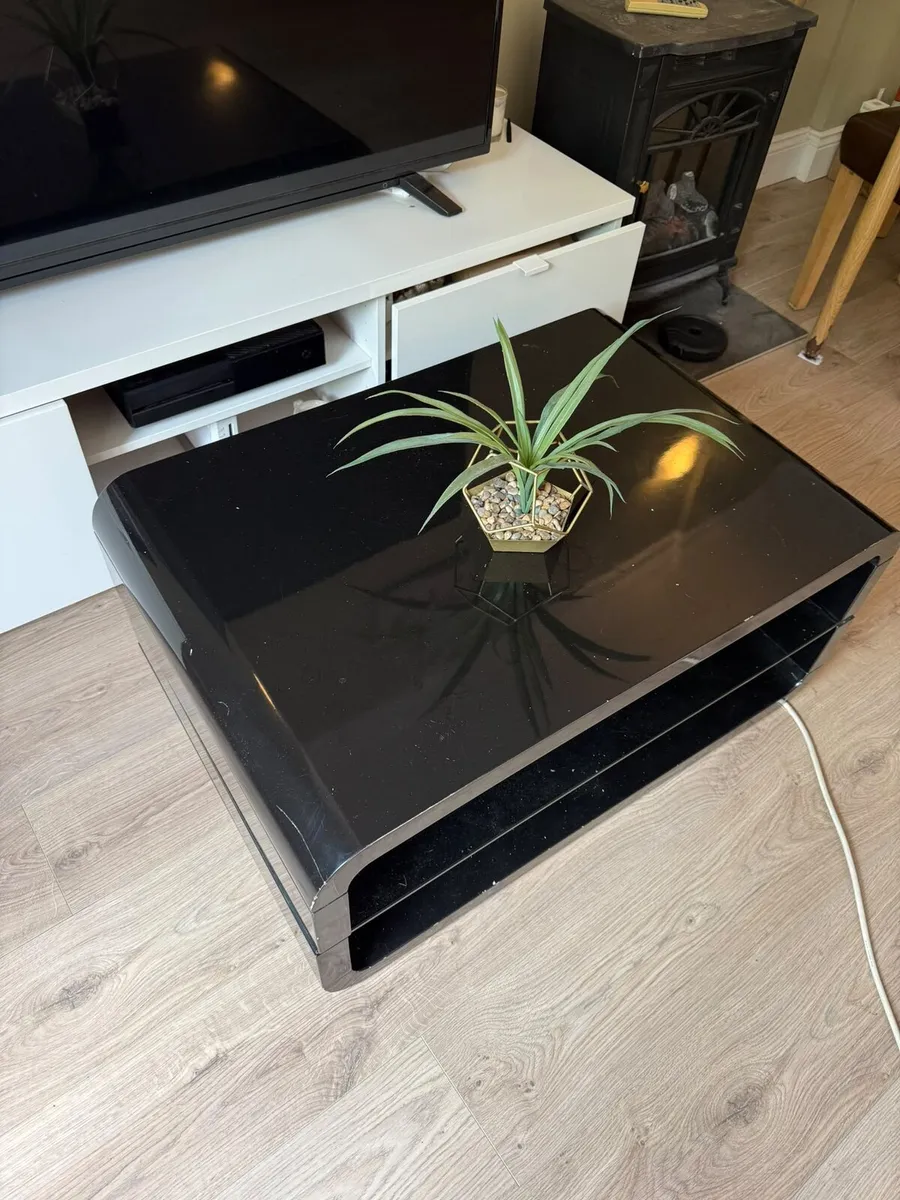 Lovely black coffee table,great condition - Image 3