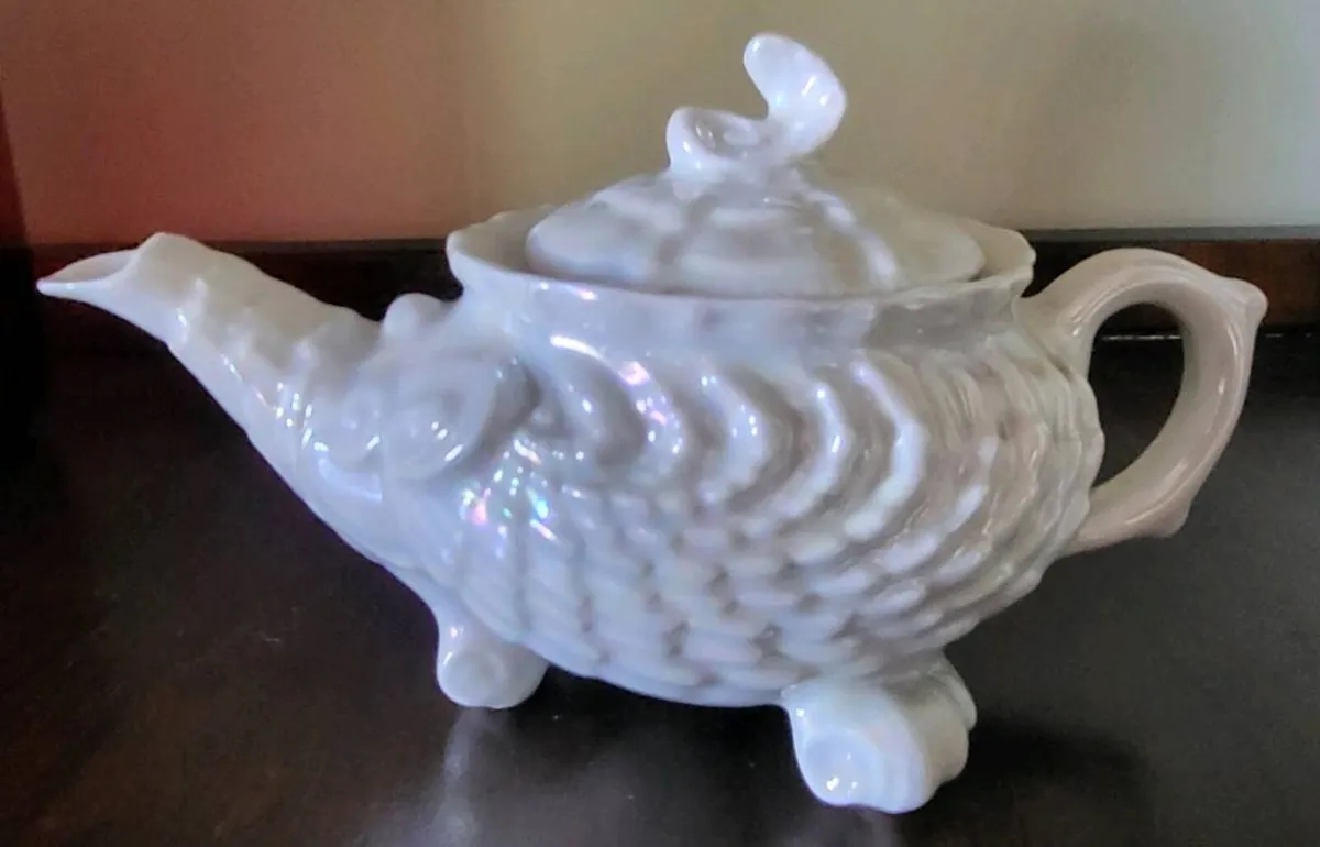 Antique Old Collectible Victoria Porcelain Tee Pot - Image 1