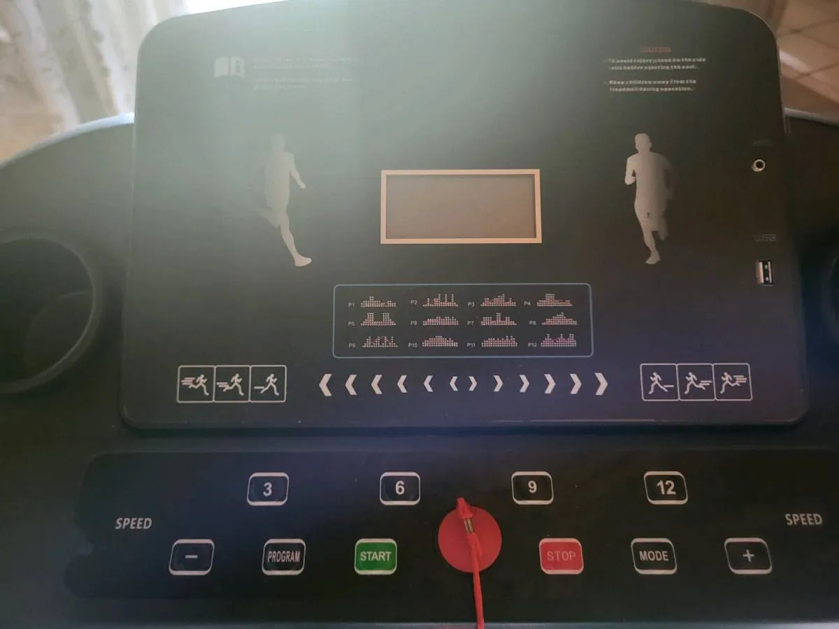 GT-PRO 3000 Treadmill and punch bag with gloves - Image 2