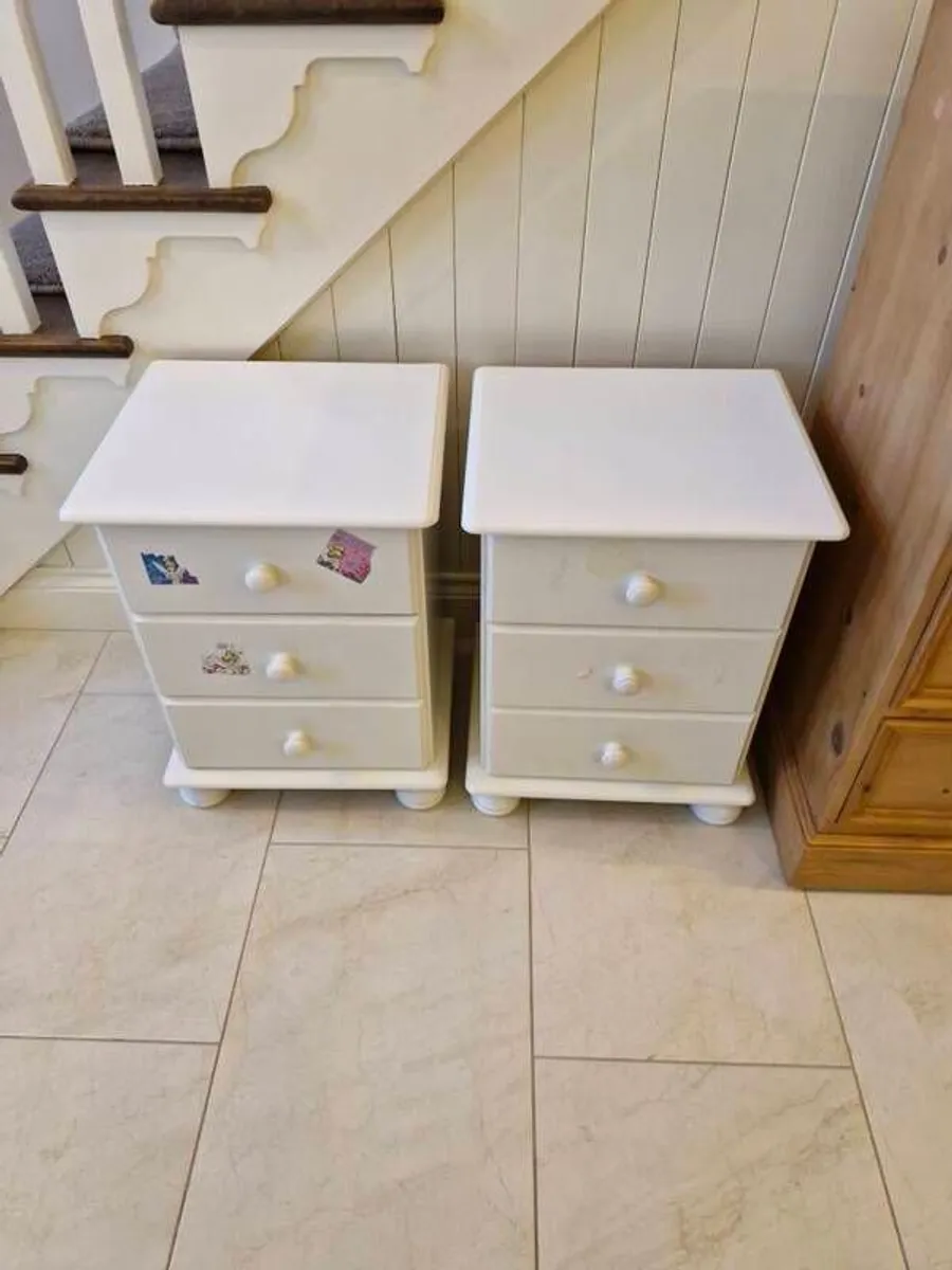 single bed and lockers - Image 1