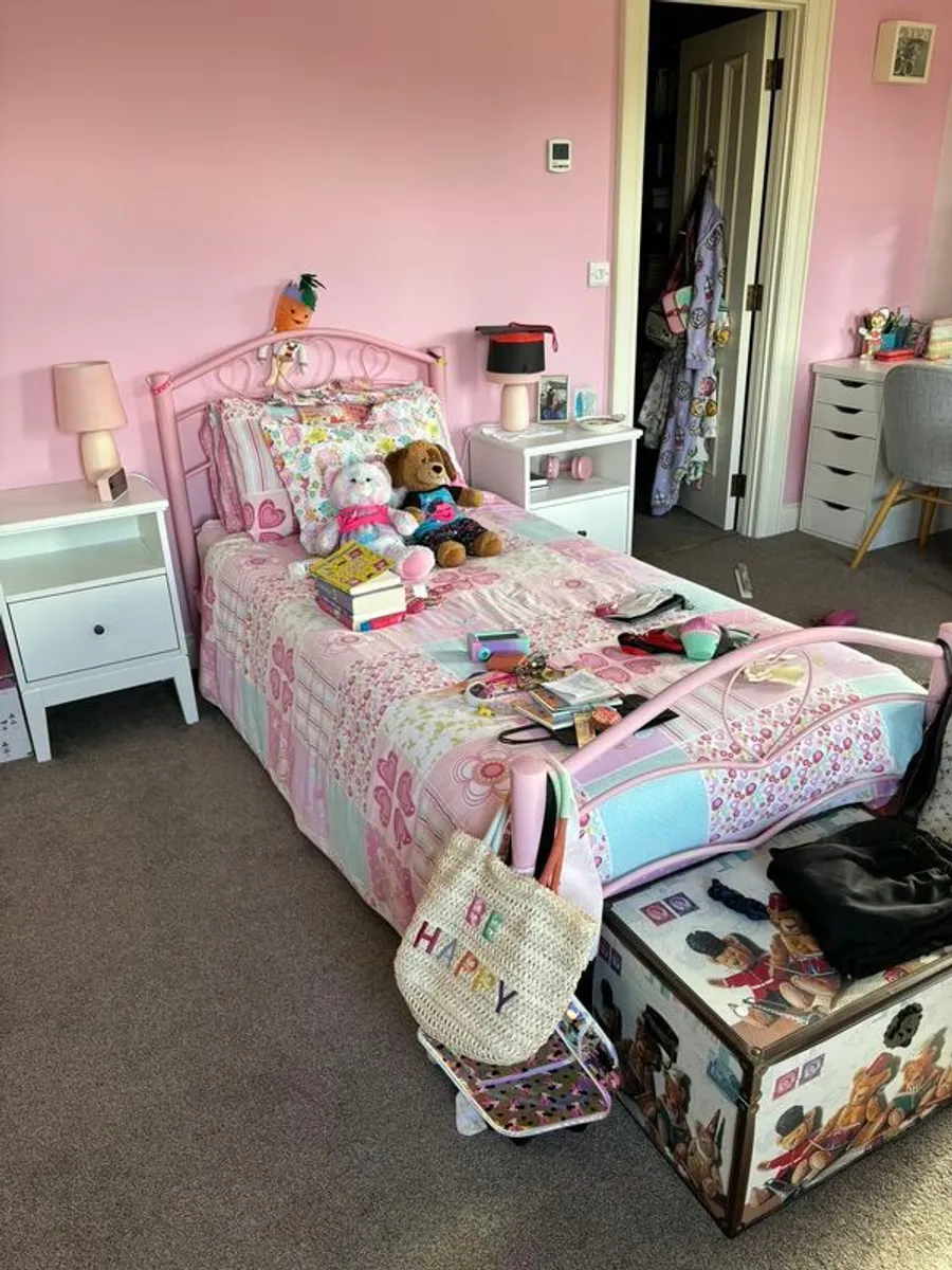 single bed and lockers - Image 4