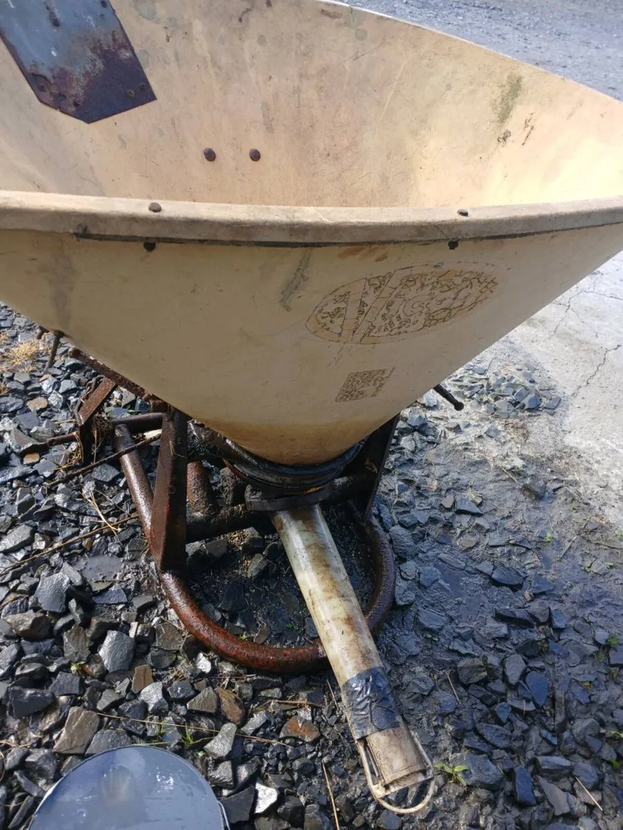 Vicon fertiliser spreader - Image 1