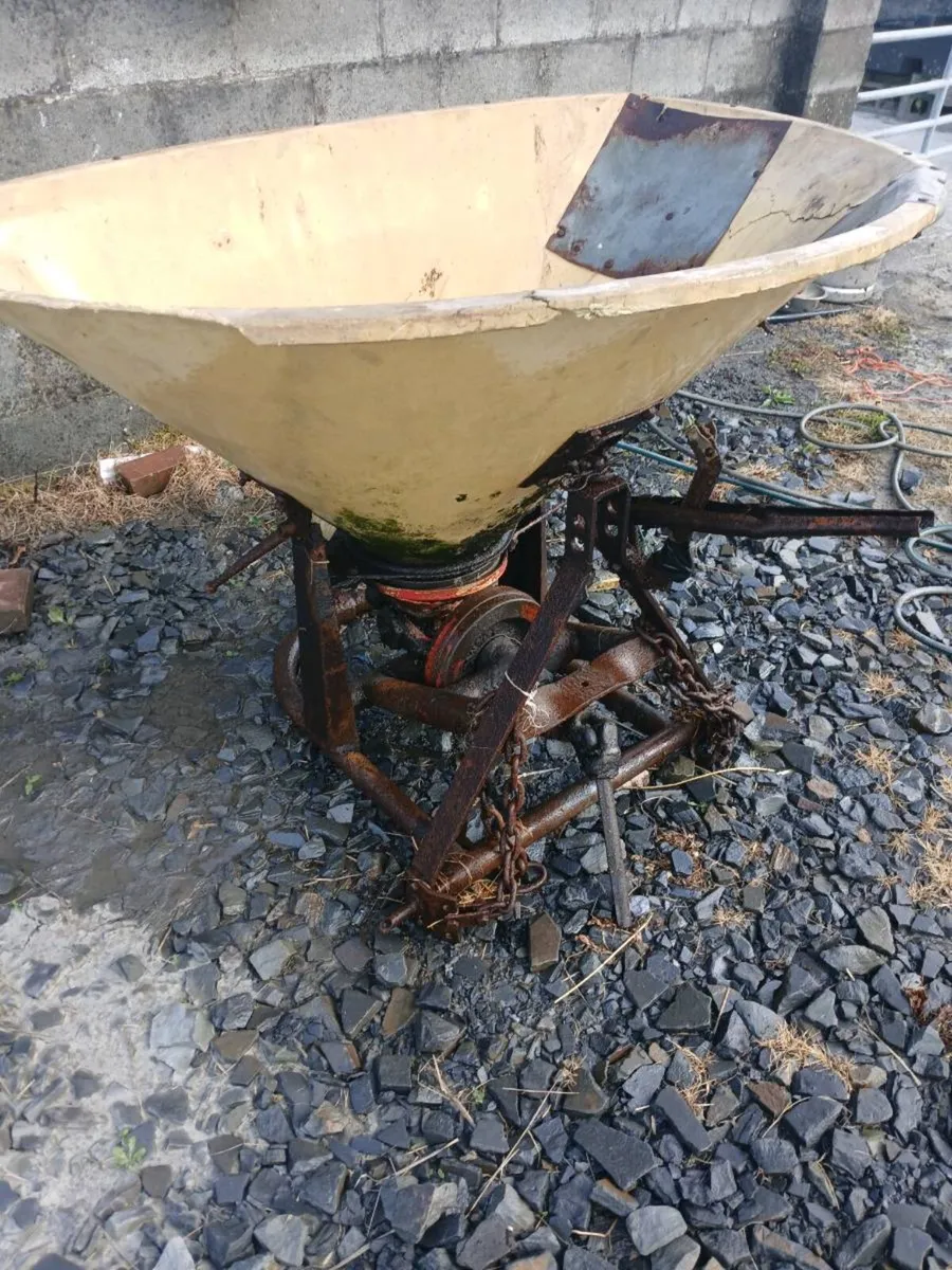 Vicon fertiliser spreader - Image 3