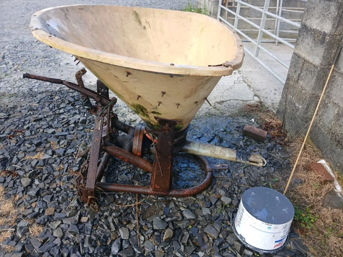 Vicon fertiliser spreader - Image 4