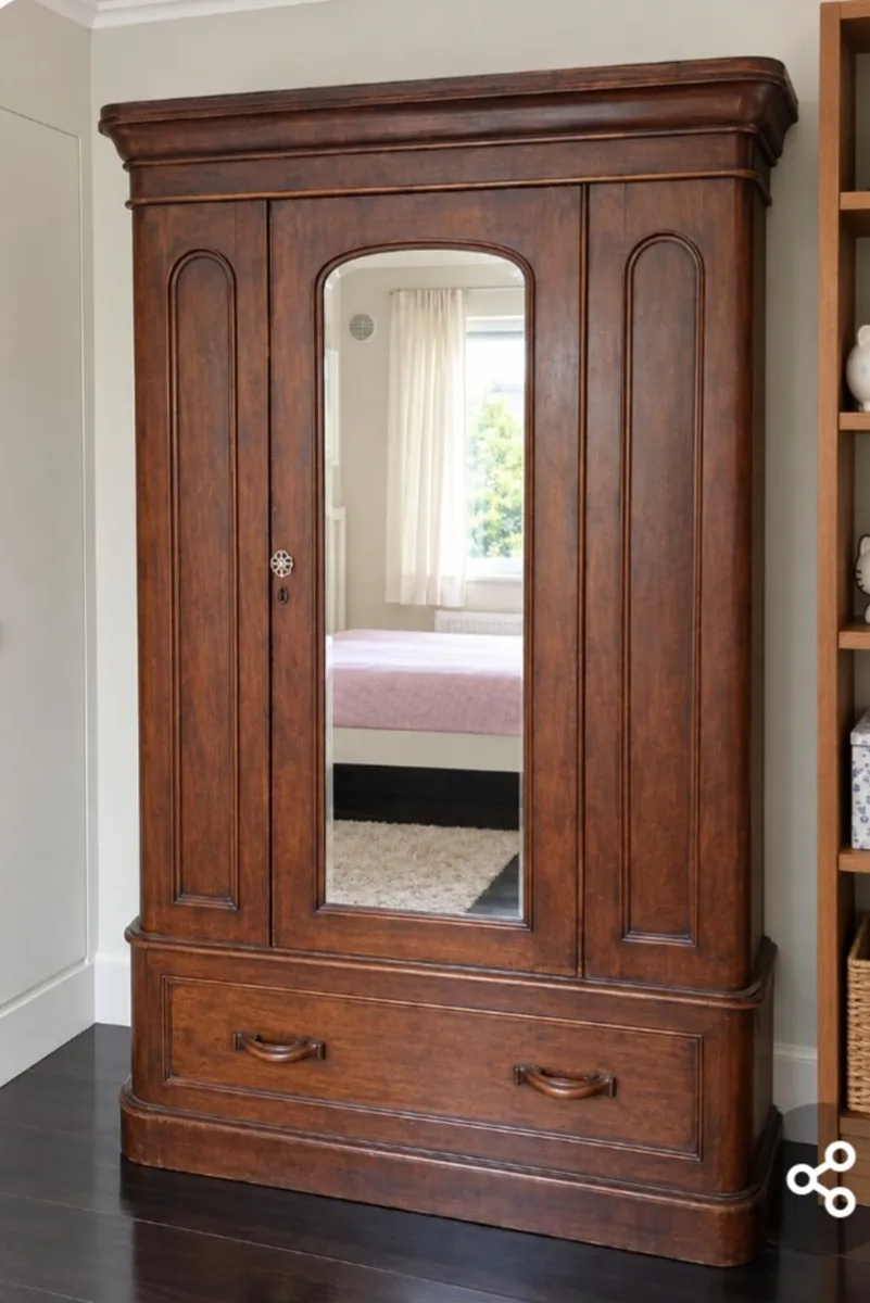 Victorian mahogany Armoire / wardrobe.

In great c - Image 1