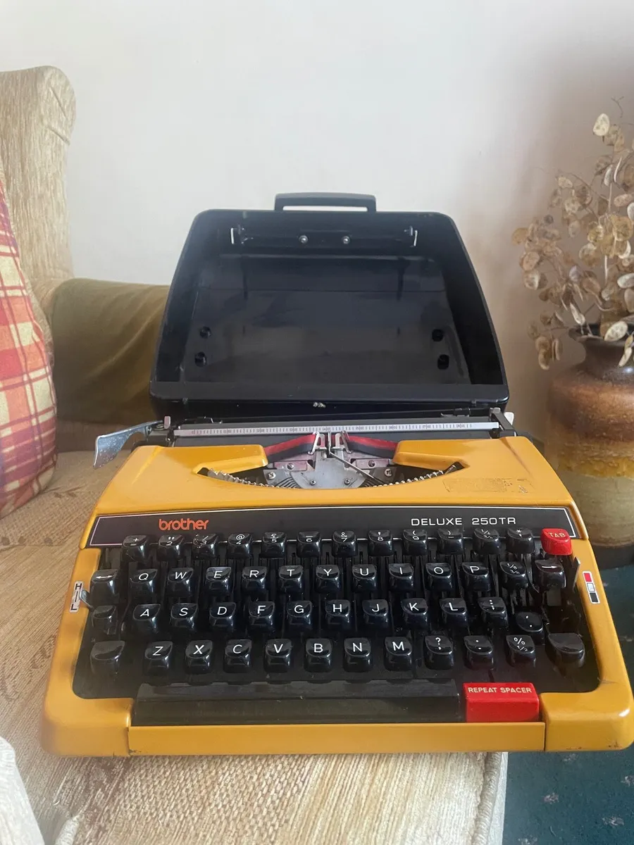 Brother type writer Deluxe 250TR - Image 1