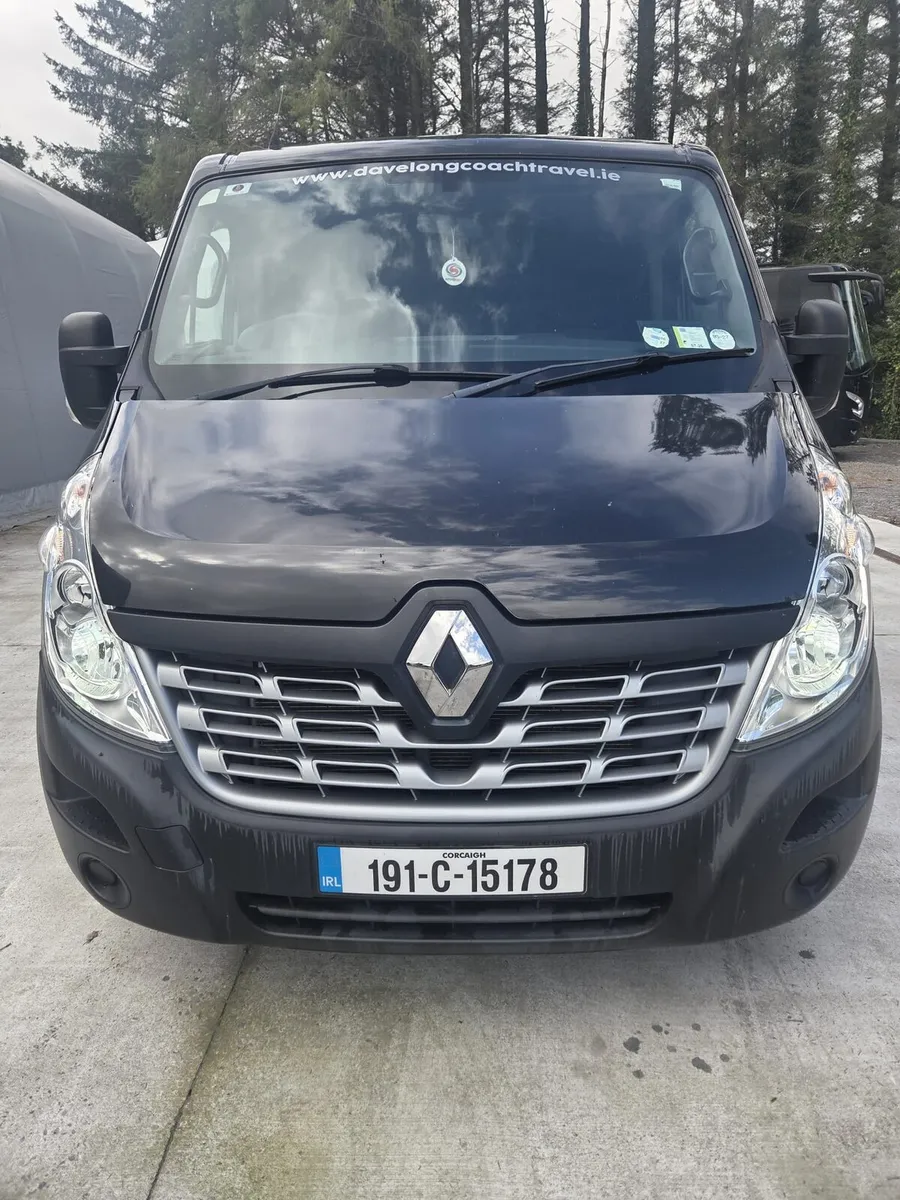 Renault Master 10 seater minibus - Image 1