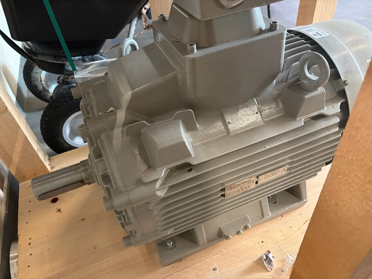 Large industrial motor - Image 2