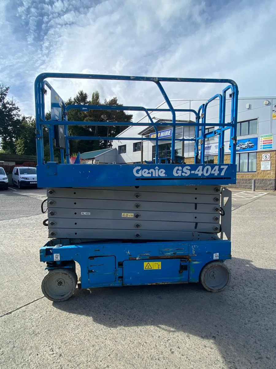 2012 GENIE GS4047 46FT NARROW ELECTRIC SCISSOR - Image 3