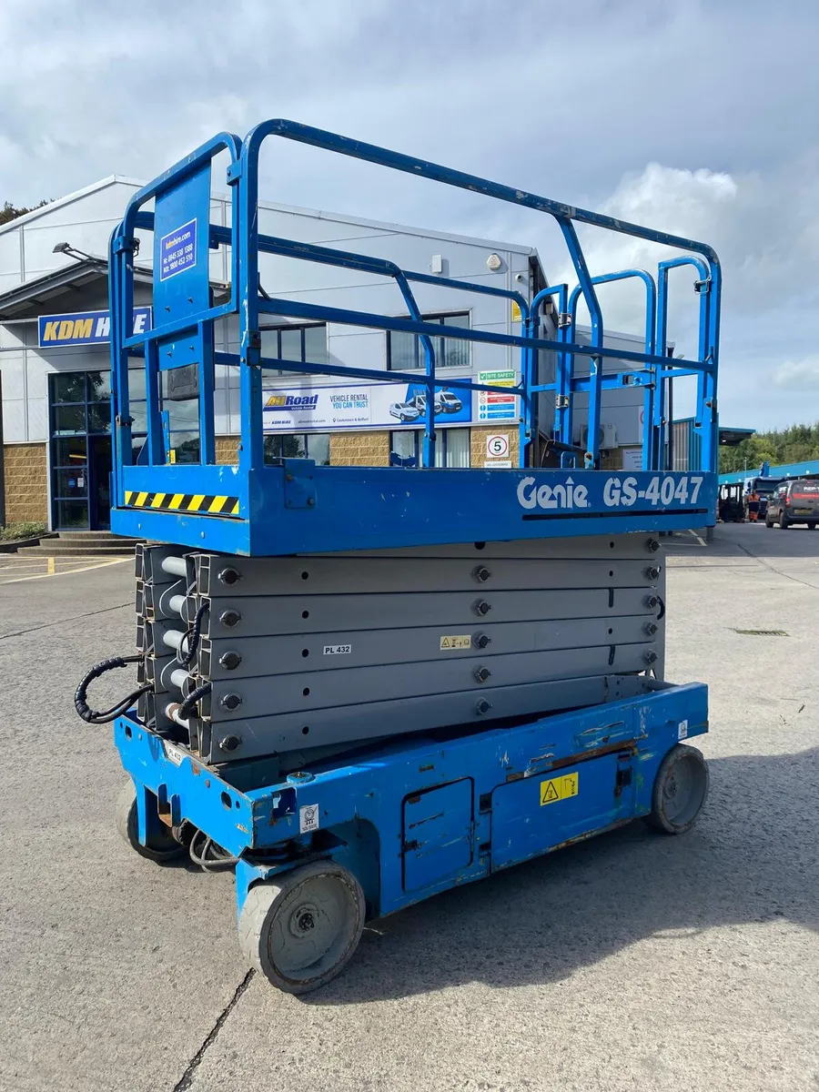 2012 GENIE GS4047 46FT NARROW ELECTRIC SCISSOR - Image 2