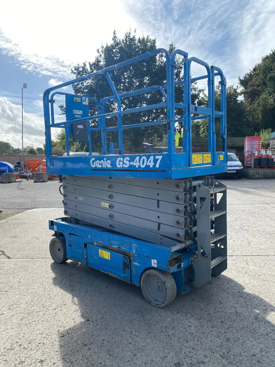 2012 GENIE GS4047 46FT NARROW ELECTRIC SCISSOR - Image 4