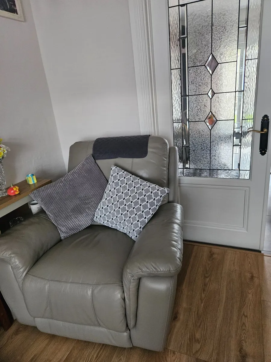 2 leather recliner chairs - Image 3