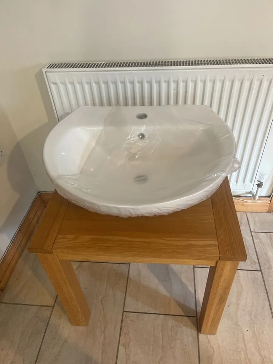 bathroom sink , pedestal and tap - Image 1