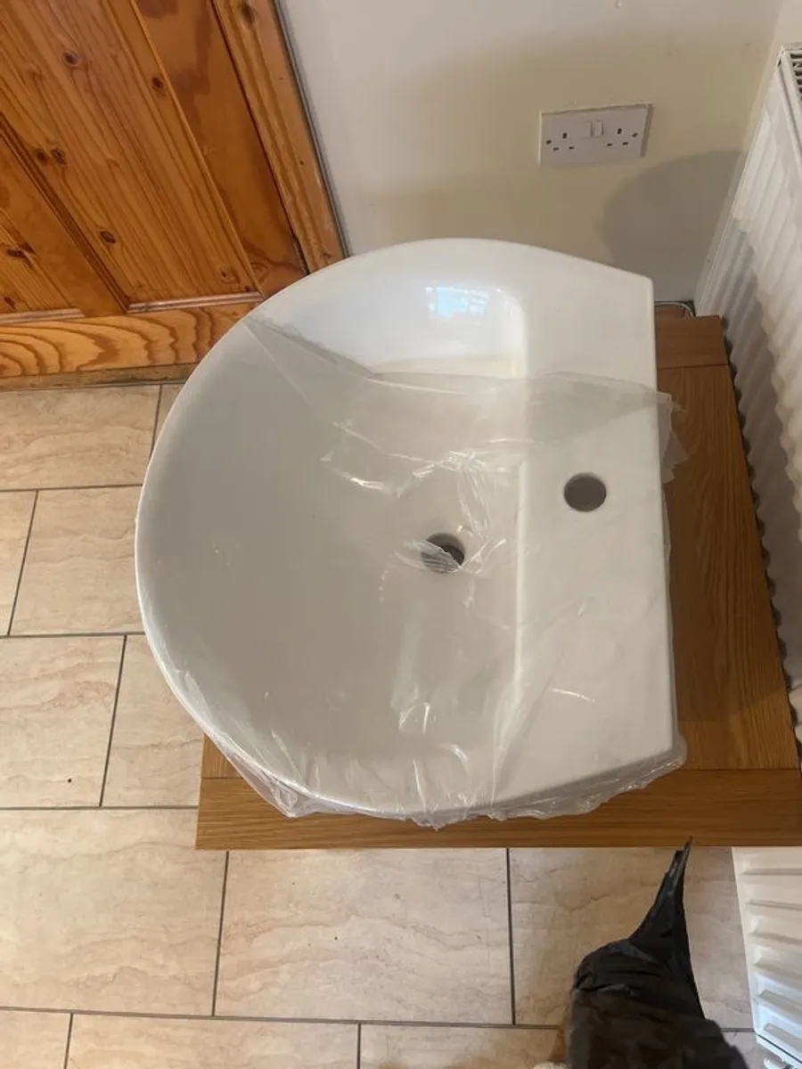 bathroom sink , pedestal and tap - Image 2