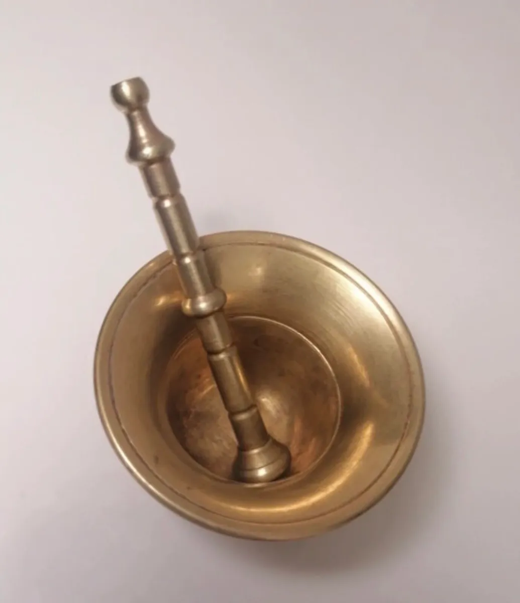 Vintage brass mortar and pestle - Image 2