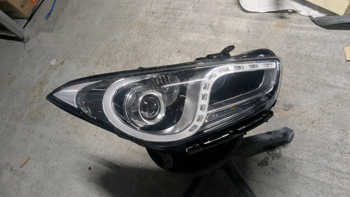 Hyundai i40 driver's side headlight - Image 1