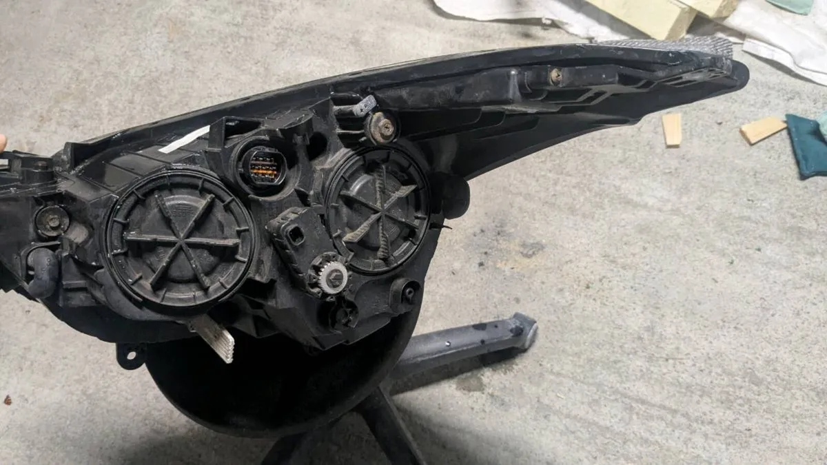 Hyundai i40 driver's side headlight - Image 2