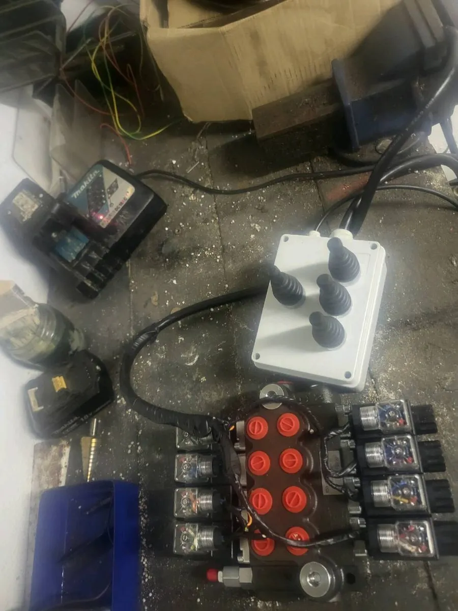 hydraulic  controls - Image 2