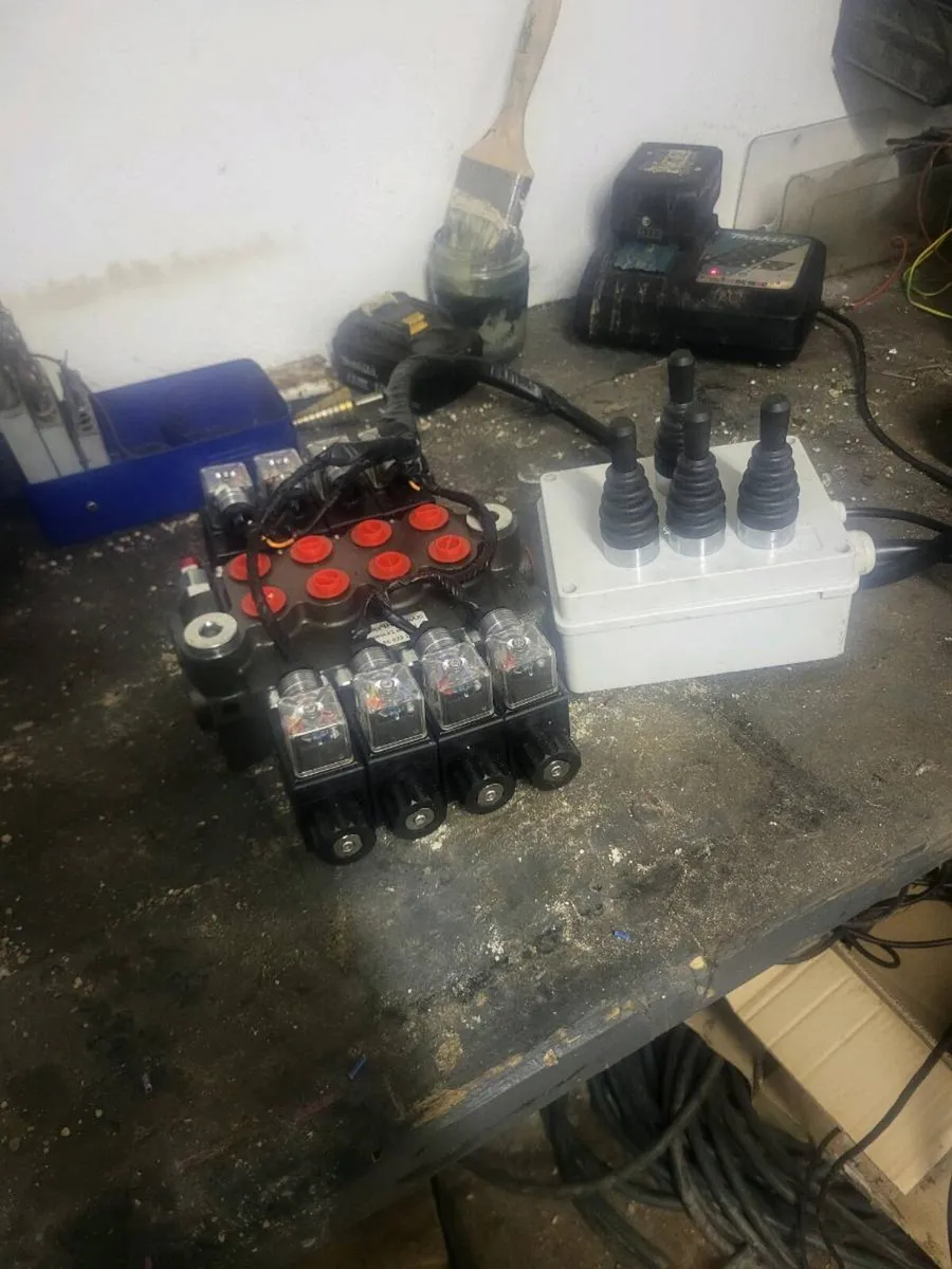 hydraulic  controls - Image 1