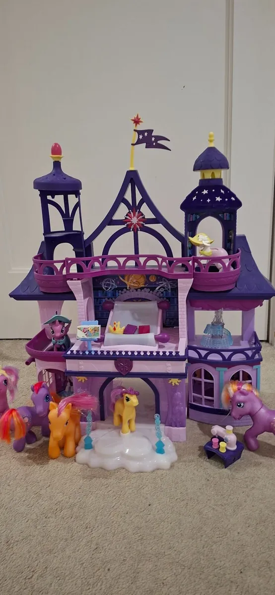 My Little Pony Castle with 5 Ponies & Accessories - Image 1