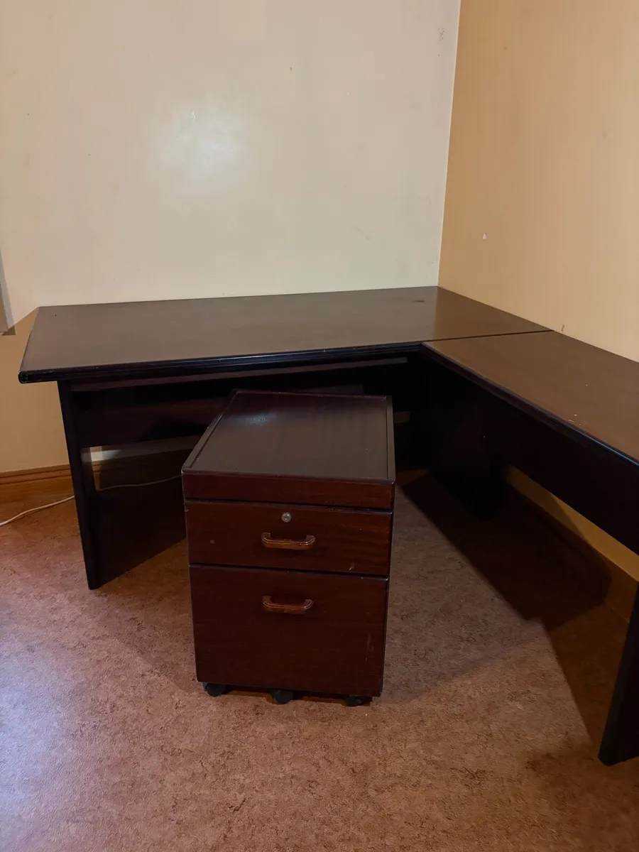 Office desk. - Image 3