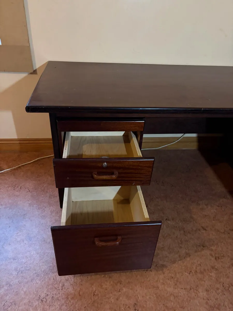 Office desk. - Image 2